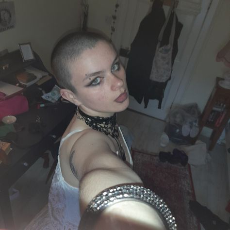 Goth Shaved Head, Shaved Eyebrows Goth, Emo Buzzcut, Alt Buzzcut, Shaved Head Designs Women, Buzzcut Makeup, Bald Goth, Women With Buzzcut, Buzzcut Women Aesthetic