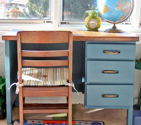 15 idées sympas pour relooker un vieux bureau | L'atelier de Mat Diy Desk Makeover, Diy Shelves Bedroom, Refurbished Desk, Diy Desk Accessories, Desk Makeover Diy, Crafting Space, Boys Desk, Bookshelves In Bedroom, Desk Diy