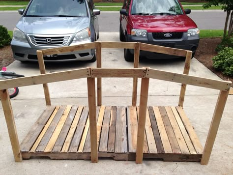 Bridge made from reclaimed pallet wood. Made for VBS 2015, Theme: Journey off the Map. Halloween Bridge Decor, Vbs Sign Up Table, Pallet Bridge, Mighty Fortress Vbs, Vbs Jungle, Girl Scout Bridging, Nik Naks, Wood Halloween, Jungle Decorations