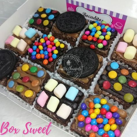 Deliciosos mini Brownies para regalar a esa persona especial Para más información escríbeme al whatsapp 965974930 #BocaditosCharapolaKC #reposteriacreativa Mini Brownies, Brownies, Persona