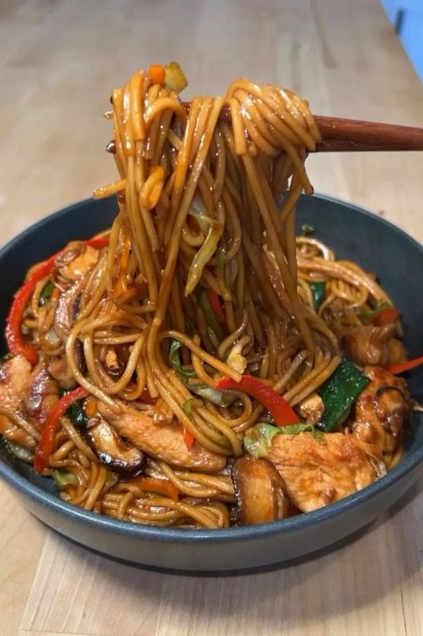 Chicken Lo Mein | Provecho Chicken Chowmein Recipe, Easy Chicken Lo Mein, Chicken Chow Mein Recipe, Stir Fry Noodles Recipe, Beef Noodle Stir Fry, Chicken Lo Mein Recipe, Chicken Stir Fry With Noodles, Beef Chow Mein, Pasta Bread