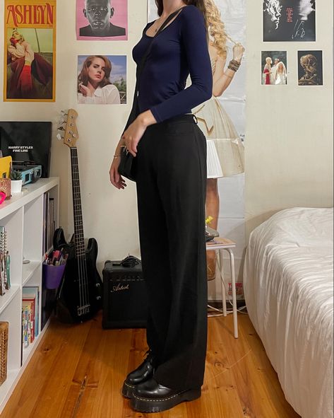 Dr Martens Quad, Black Baggy Pants, Long Sleeve Top Outfit, Navy Blue Outfit, Sixth Form Outfits, Dr Martens Outfit, Black Pants Outfit, Doc Martens Outfit, Stile Hijab