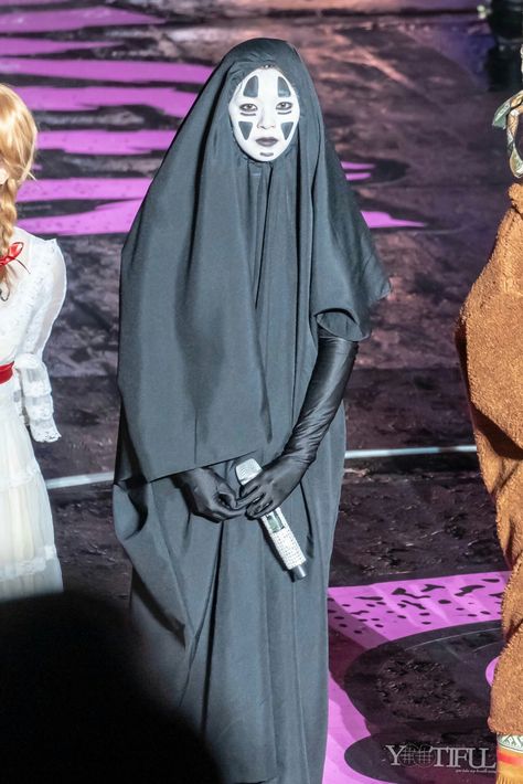 No Face As A Human, No Face Halloween Costume, Kpop No Face, Kpop Idols Halloween Costumes, Kpop Halloween Costumes Ideas, No Face Cosplay, No Face Costume, Kpop Halloween Costume, Kpop Halloween