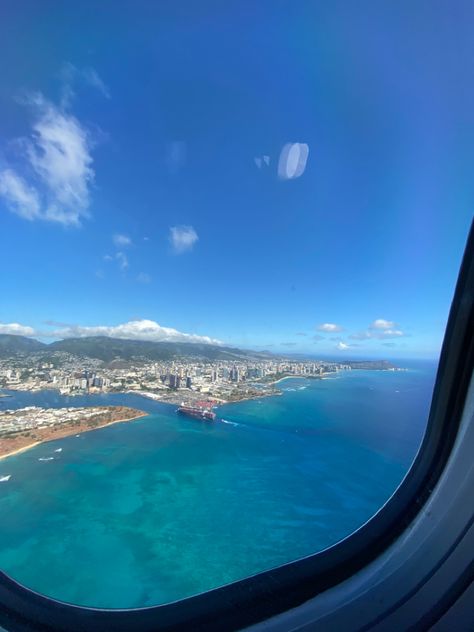 honolulu from a birds eye view looking out of a plane Honolulu Aesthetic, Honolulu Airport, Hawaii Airport, Aesthetic Plane, Orlando Airport, Travel Hawaii, Plane Ride, Airplane Window, Airport Photos