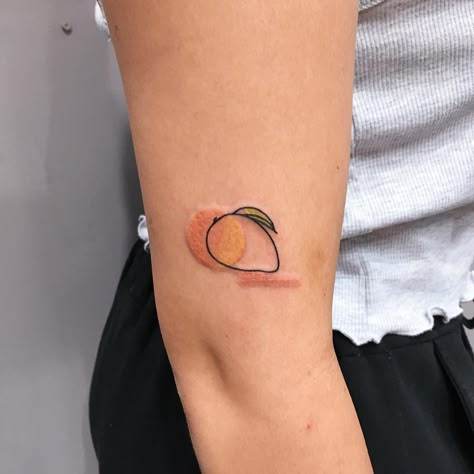 tattooist | N A W O N on Instagram: “cutest mango for my lovely sister. 👩🏻 thank you for everything :) you already gave to me so many things! when you come back to korea, i…” Minimalist Tattoo Hand, Mango Tattoo, Minimalist Tattoo Meaning, Paris Tattoo, Typography Tattoo, Tattoo Hand, Delicate Tattoo, Line Art Design, Subtle Tattoos