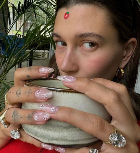 Hailey Bieber’s Latest Manicure Holds A Secret Message About Her Pregnancy Hailey Bieber Tokyo, Summer Nails Hailey Bieber, Hailey Baldwin Ring, Hailey Bieber Smile, Famous Nails Celebrities, Uñas Hayley Bieber, Hayley Bieber Nails, Rhode Makeup, Zendaya Nails