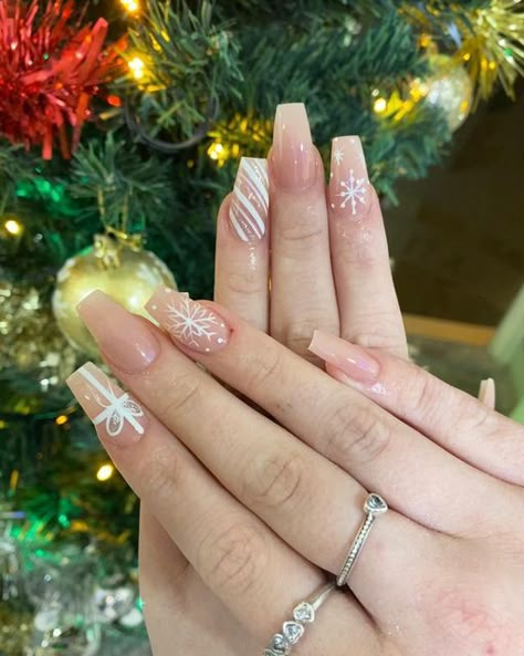 Christmas Nails With Tips, Christmas Proposal Nails, Christmas Nails Medium Coffin, Christmas Nails Coffin Shape Short, Christmas Nails For Brown Skin, Short Coffin Holiday Nails, Cute Natural Christmas Nails, Christmas Nail Inspo Coffin, Christmas Gel Nails Coffin