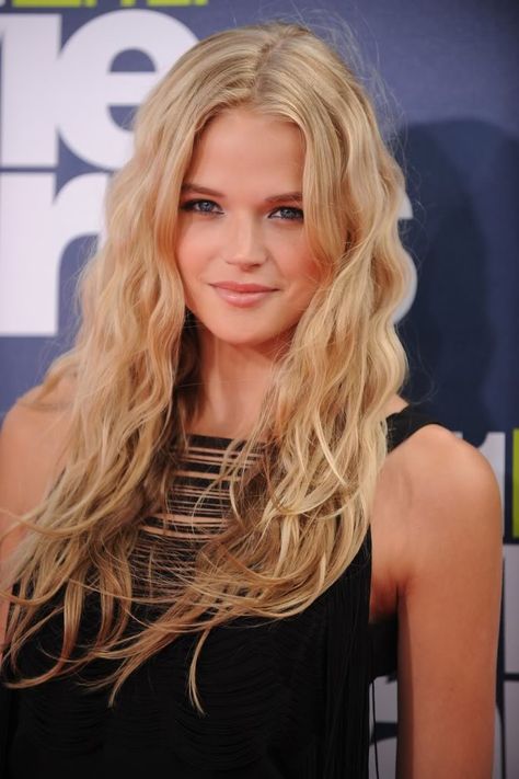 Gabriella Wilde Gabriela Wilde, Carrie Remake, Carrie 2013, Gabriella Wilde, Strapless Party Dress, Dior Fashion, Dress Picture, Fashion Shoot, Height And Weight