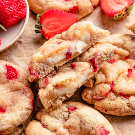 Strawberry Cheesecake Cookies, Easy Strawberry Cheesecake, Strawberry Shortcake Cookies, Cookies Bakery, Cream Cheese Ball, Cream Cookies, Frozen Cookies, Strawberry Cookies, Filled Cookies