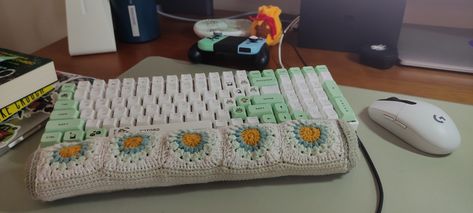 Crochet Wrist Rest, Crochet Inspo, Wrist Rest, Pc Setup, Crochet Ideas, Granny Square, Keyboard, Christmas Gifts, Square