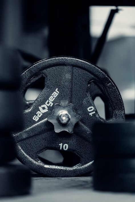 Weight plate of dumbbell in gym · Free Stock Photo Barbell Workouts, Gym Photography, Gym Wallpaper, Fitness Coaching, Barbell Workout, Gym Pictures, Gym Weights, Unique Workouts, Gym Machines