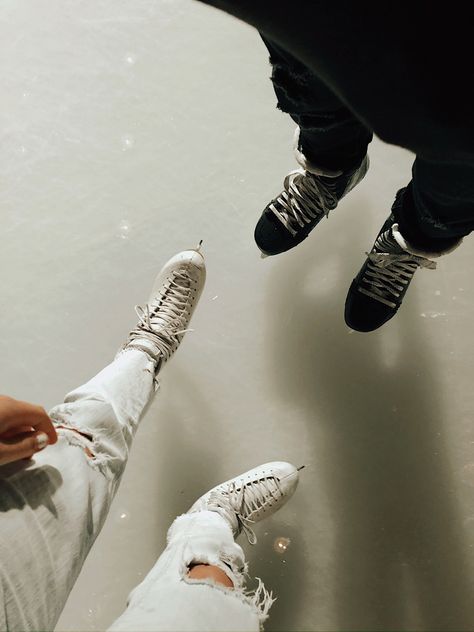 Hockey And Figure Skating Couples, Couple Ice Skating Aesthetic, Hockey Couple Aesthetic, Aesthetic Figure Skating, Hockey Couple Goals, Skate Asthetic, Figure Skating Couple, Hockey Couple, Figure Skating Aesthetic