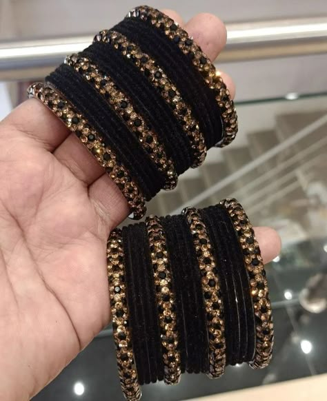 Black Bangles, Bridal Jewelry Sets Brides, Thread Bangles Design, Colorful Bangles, Black Bangle, Indian Bridal Jewelry Sets, Pretty Jewelry Necklaces, Bridal Jewellery Design, Fancy Jewellery Designs