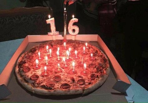 Pizza Birthday Cake Ideas, Pizza With Candles Birthday, Birthday Pizza Ideas, Pizza Birthday Aesthetic, Birthday Handaan, Pizza Cake Birthday, Chill Birthday Ideas, Happy Birthday Pizza, Birthday Pizza Party