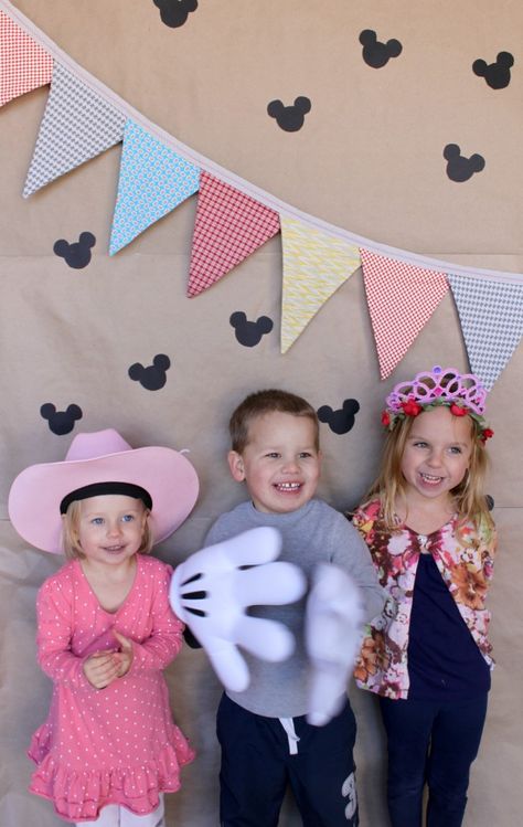 Disney Photo Booth, Disney Backdrop, Party Photo Booth Backdrop, Party Food Themes, Diy Photo Backdrop, Side Photo, Disney Theme Party, Preschool Graduation, Play Date