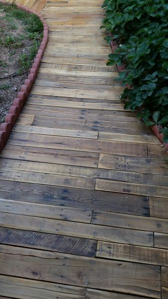 Diy Pallet Walkway, Wood Pallet Walkway, Pallet Walkway, Driveway Landscape, Rainforest Garden, Land Scaping, Wood Walkway, Backyard Walkway, Ideas For Garden