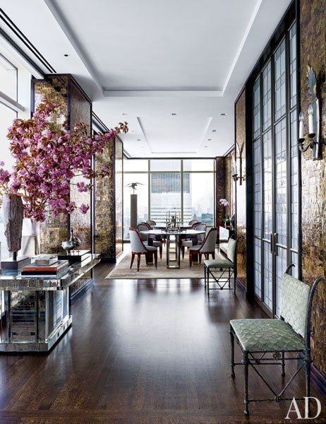 Home of Giancarlo Giammetti - decorated in collaboration with Jaques Grange - Architectural Digest: Corridor Apartamento New York, Manhattan Penthouse, New York Penthouse, Lots Of Windows, New York Apartment, Nyc Apartment, Decoration Inspiration, Celebrity Houses, Elegant Dining