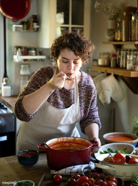 Person Cooking Reference, Cooking Photoshoot, Cooking Woman, Learning Cooking, Healthy Foo, Woman Cooking, Soup Tomato, Cooking Photos, Cooking Photography