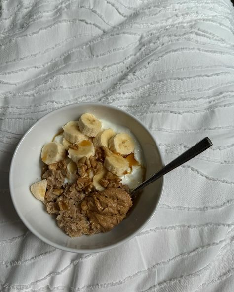 morning set up banana walnut oats: rolled oats cinnamon coconut milk banana chopped walnuts maple syrup peanut butter vanilla greek yogurt cook your oats on the stove for about 10 minutes (2 cups water for 1 cup oats) on low/medium heat. add cinnamon & splash of coconut milk to oats while cooking top with yogurt, banana, walnuts, peanut butter, & splash of maple syrup 🤍 Oats On The Stove, Yogurt Banana, Milk Banana, Oat Smoothie, Banana Walnut, Food Meals, Vanilla Greek Yogurt, Yummy Foods, Rolled Oats