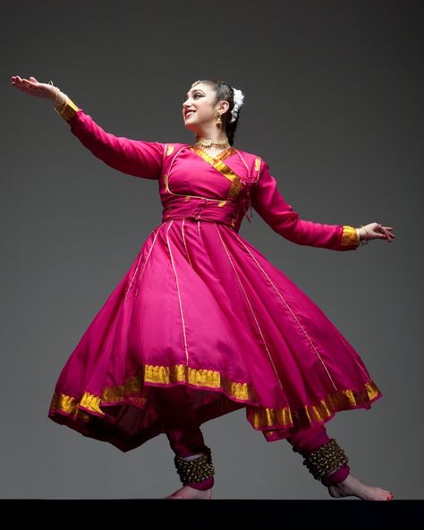 Khatak Kathak Dress, Kathak Costume, Angrakha Style Dresses, Indian Classical Dancer, Kathak Dance, Anarkali Designs, Dancing Pose, Dance Pics, Angrakha Style