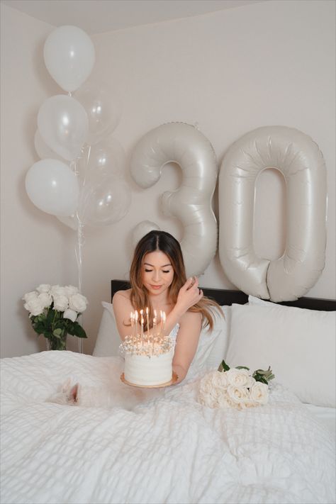 Cake In Bed Photoshoot, Birthday Shoot Ideas In Bed, Minimal Birthday Photoshoot, Birthday Photoshoot Ideas On Bed, Birthday Poses In Bed, 30th Birthday Bedroom Photoshoot, Birthday Decoration On Bed, Birthday Pics On Bed, Bed Birthday Photoshoot Ideas