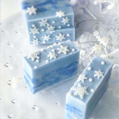 Snow Soap, Snowflake Soap, Soap Design Ideas, Bath Salts Diy, Blue Soap, Christmas Soap, Soap Labels, Soap Recipe, Goat Milk Soap