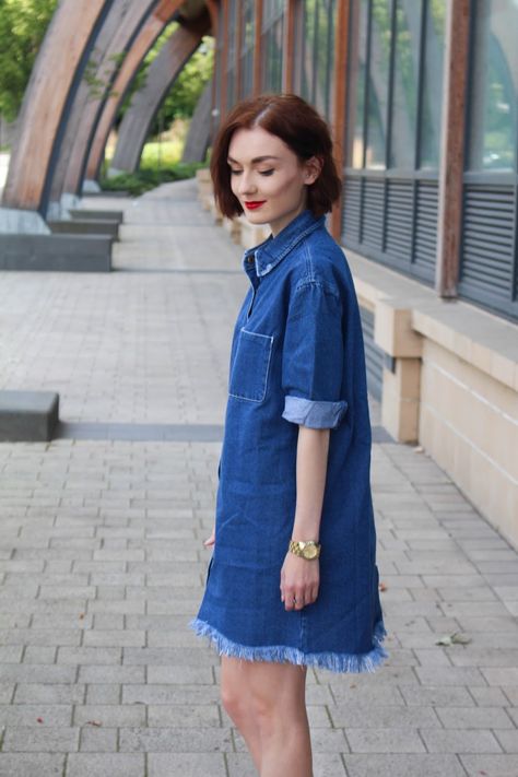 How To Wear A Denim Dress - The Jeans Blog Denim Shirt Dress Outfit, Jean Dress Outfits, Shirtdress Outfit, A Line Shirt Dress, A Line Shirt, Denim Dress Outfit, Party Dress Codes, Outfit Combos, Spring Outfits Dresses