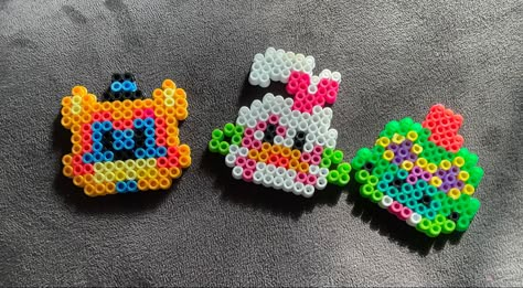 Beads Art Ideas, Fnaf Pearl Beads, Perler Beads Characters, Matching Perler Beads Ideas, Fnaf Perler Beads Pattern, Easy Small Perler Bead Ideas, Perler Cute, Perler Bead Anime, Fnaf Perler Beads