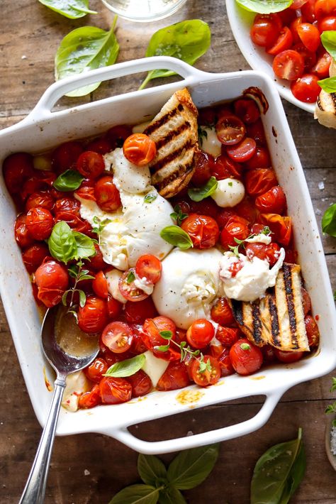 Helloooooo, swell summer snacking. Burst white wine tomatoes lay the canvas for this colorful appetizer. Break the burrata and sprinkle mini mozzarella balls over the warm tomatoes for a melty dip just waiting for a dunk of crusty bread. Finish with some fresh tomatoes for the perfect flavor play of sweet and roasty. Mozzarella Balls Recipe, Dr Food, Mini Mozzarella Balls, Tomato Appetizers, Avocado Pasta Salad, Mozzarella Balls, Marinated Tomatoes, Tomato Bruschetta, Bruschetta Recipe