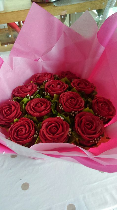 Roses are red! Cupcake bouquet... Cupcake Rose Bouquet, Flower Cupcake Bouquet, Sweet Decoration Ideas, Christmas Cupcake Ideas, Cupcake Flower Bouquets, Valentine Cupcakes, Cupcake Flower, Flower Cupcake, Cupcake Bouquets