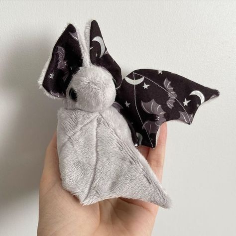 Plush Aesthetic, Vintage Baby Quilt, Bat Plush, Bat Pattern, Cute Sewing Projects, Sewing Stuffed Animals, Cute Bat, Cute Bedroom Decor, Plush Pattern