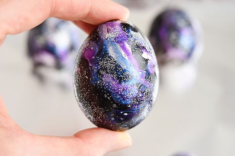 DIY Galaxy Easter Eggs | Nail Polish and Glitter Easter Eggs Basket Origami, Diy Easter Crafts For Kids, Galaxy Easter Eggs, Easter Crafts Diy Kids, Galaxy Crafts, Diy Easter Crafts, Bunny Artwork, Easter Bunny Treats, Easter Egg Art