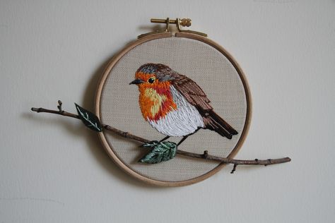 embroidery robin bird on Behance Robin Embroidery, Paper Quilling Flowers, Embroidered Portrait, Hand Embroidery Patterns Flowers, Robin Bird, Bird Embroidery, Creative Embroidery, Crochet Cross, Embroidery Patterns Free