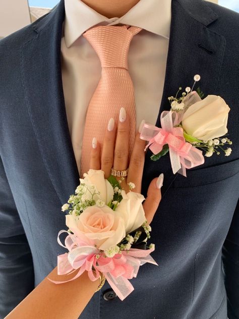 Prom Bouquet Ideas, Elegant Flower Arrangements, Prom Flowers Bouquet, Prom Flowers Corsage, Light Pink Prom Dress, Homecoming Poses, Prom Bouquet, Prom Corsage And Boutonniere, Hoco Pics