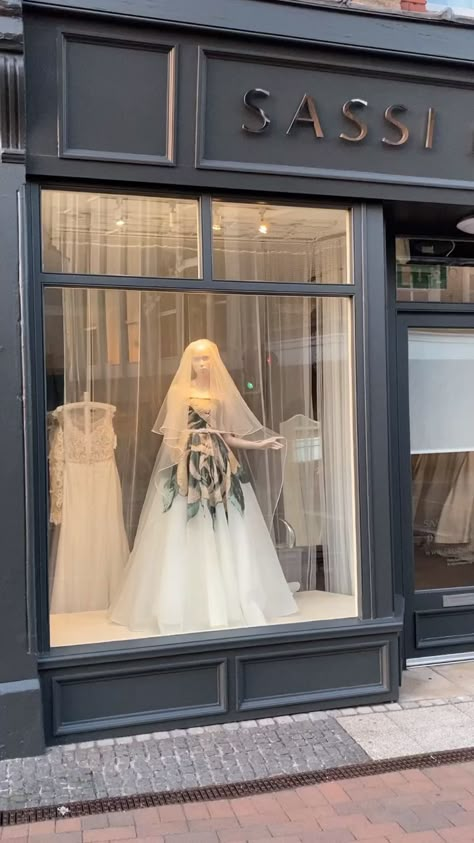 Bloxburg Clothing Store, Boutique Clothing Store Design, Bridal Shop Interior, Bridal Shop Decor, Armani Haute Couture, Bridal Shop Ideas, Boutique Store Front, Bridal Boutique Interior, Retail Store Interior Design