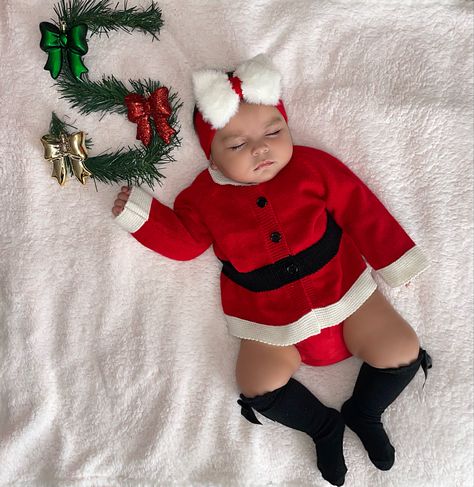 Christmas theme 5 Month Baby, Monthly Baby Photos, Monthly Baby, Monthly Photos, 5 Months, Christmas Theme, Baby Month By Month, Baby Photos, Christmas Themes