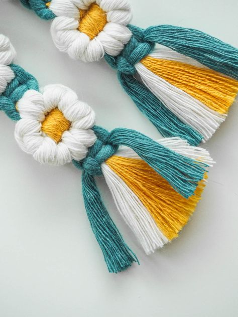 Daisy macrame flower keychain -7 Crochet Macrame Keychain Pattern, Sunflower Macrame Keychain, Macrame Flower Keychain Tutorial, Macrame Flower Keychain, Macrame Keychain Tutorial, Macrame Daisy, Daisy Keychain, Beginner Macrame, Keychain Tutorial