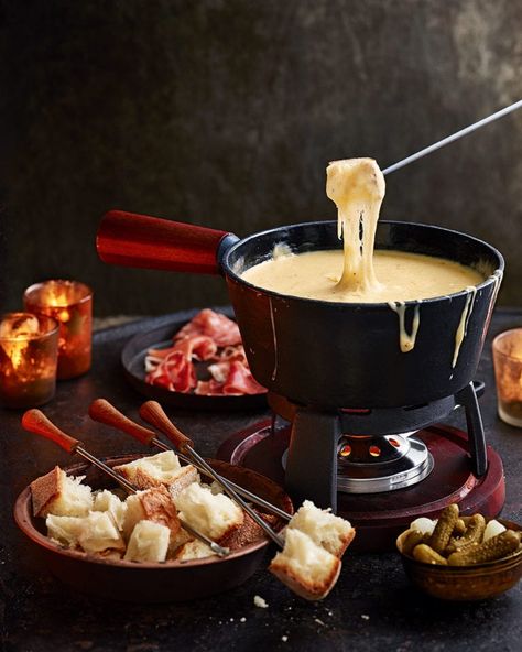 Swiss Cheese Fondue Recipe, Switzerland Recipes, Starters Recipes Christmas, Cheese Fondue Recipe Easy, Fondue Cheese, Easy Cheese Fondue, Cheese Fondue Recipe, Swiss Cheese Fondue, Easy Fondue