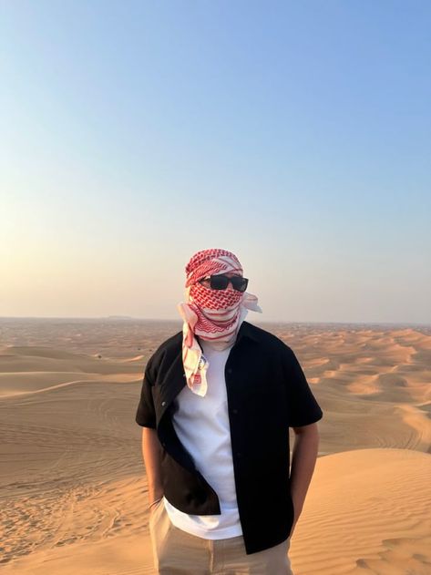 Pose In Desert, Desert Outfit Ideas Men, Desert Safari Dubai Photography, Aesthetic Wallpaper For Watch, Sahara Desert Outfit, Desert Safari Outfit, Dubai Scarf, Arabic Photo, Dubai Men