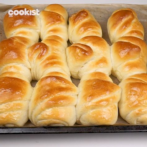 Homemade croissants: how to make them soft and fragrant! | breakfast, croissant | Your breakfast will never be the same 😋 | By Cookist Wow Best Garlic Bread Recipe, Balkan Recipes, Crossant Recipes, Butter Shortbread Cookies, Homemade Baked Bread, Cookist Wow, Butter Croissant, Homemade Croissants, Croissant Dough