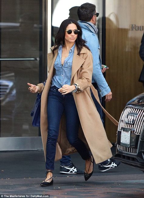 style files: Meghan Markle | get her chicest looks for less | #theeverygirl T Shirt Makeover, Estilo Meghan Markle, Suits Actress, Meghan Markle Outfits, Prins Harry, Look Jean, Meghan Markle Style, Tan Coat, Estilo Real