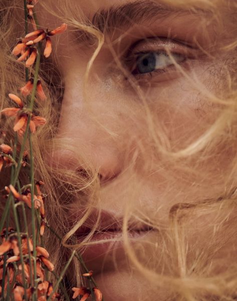 Hair Oil Aesthetic, Photo With Flowers, Oil Aesthetic, The Gilded Wolves, Job Inspiration, Beauty Shoot, Elle Magazine, Neutral Fashion, Flawless Makeup