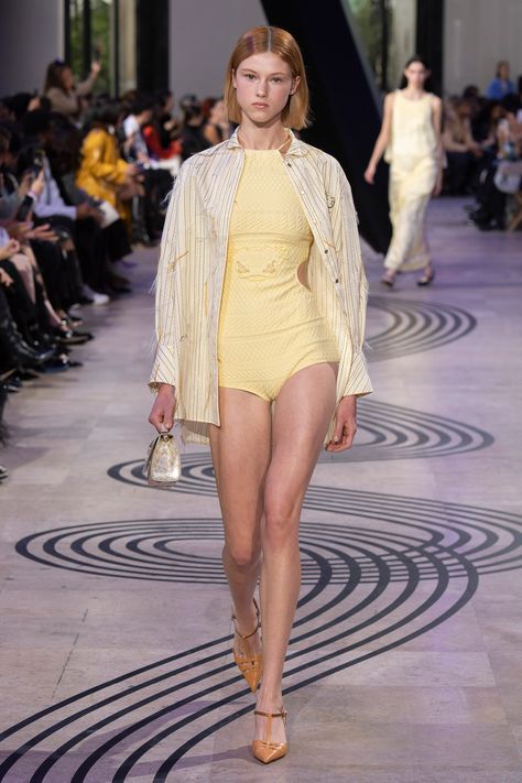 Shiatzy Chen Spring 2025 Ready-to-Wear
https://www.vogue.com/fashion-shows/spring-2025-ready-to-wear/shiatzy-chen/slideshow/collection#15 Shiatzy Chen, 2025 Fashion, Spring 2025, Show Collection, September 2024, Tall Women, Fashion Show Collection, Mens Accessories Fashion, Fashion Week Spring