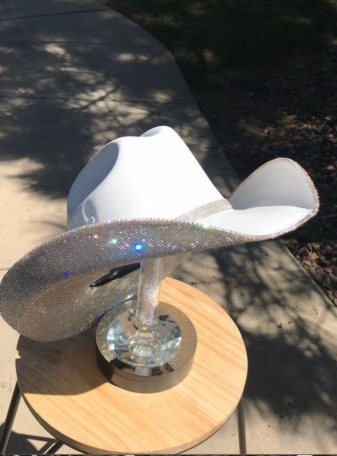 Cowgirl Hat With Rhinestones, White Cowgirl Hat, Space Halloween, Cowgirl Hats Western, Bridesmaids Outfits, Custom Cowboy Hats, Hat Bar, Wedding Country, Chapeau Cowboy