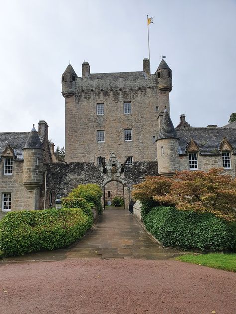 Cawdor Castle, Clan Castle, Family History, Architecture House, Scotland, Places To Visit, Castle, House Styles, Architecture