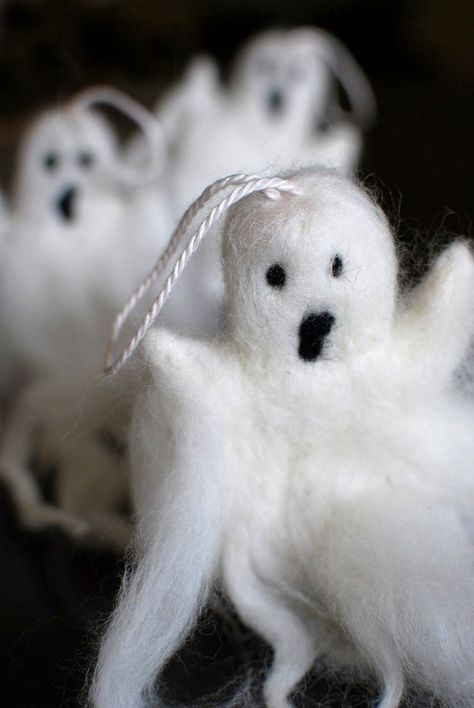 Bernard Halloween Needle Felted Ghost - Etsy Felted Ghost, Tovad Ull, Needle Felting Diy, Adornos Halloween, 3d Figures, Felt Halloween, Needle Felting Projects, Wool Projects, Halloween Ornaments