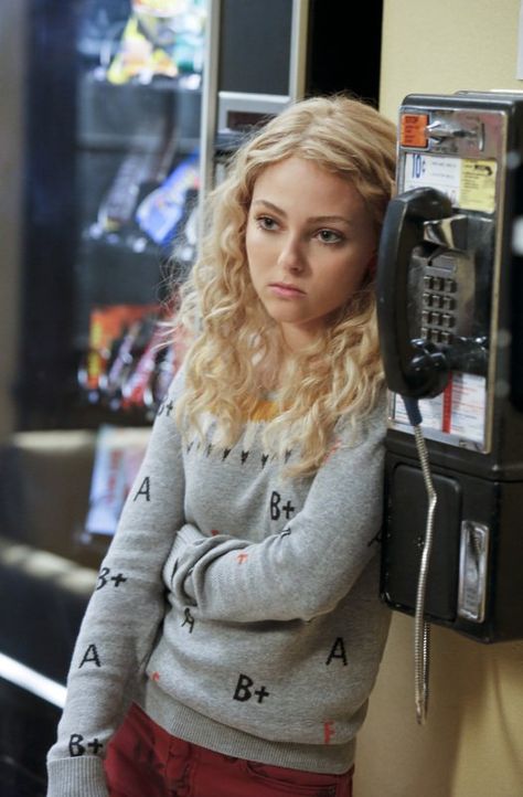 Still of AnnaSophia Robb (London) Lie With Me, Carrie Diaries, Colin Mcrae, The Carrie Diaries, Bridge To Terabithia, Annasophia Robb, Photo Slideshow, Female Character Inspiration, Lie To Me