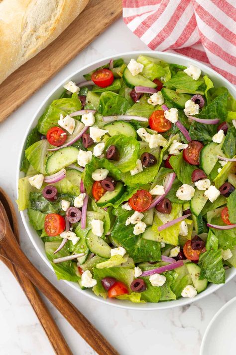 This refreshing Mediterranean Salad is full of crisp romaine lettuce, vegetables, and feta cheese tossed in a flavorful Greek dressing. Mediterranean Salad Recipe, Healthy Dressing, Greek Dressing, Feta Cheese Salad, Romaine Salad, Mediterranean Salad, Salad Ideas, Lettuce Salad, Homemade Dressing