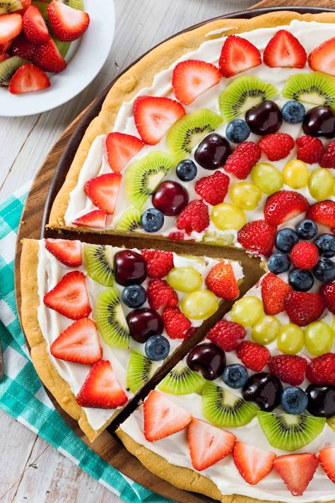 We love this quick easy healthy no crust fruit pizza that requires no baking and comes together in minutes w/ just 5 ingredients, 47 calories, 0 SmartPoints Blue, Green, Purple Homemade Fruit Pizza, Best Fruit Pizza, Sugar Cookie Pizza, Fruit Pizza Bar, Fruit Pizza Crust, Fruit Pizza Sugar Cookie Recipe, Fruit Sugar Cookies, Healthy Fruit Pizza, Pizza Buffet