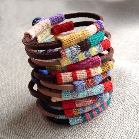 Leather Friendship Bracelet, Leather Crochet, Crochet Bracelet Pattern, Bracelet Crochet, Diy Jewelry Rings, Lucet, Diy Jewelry Unique, Diy Jewelry Inspiration, Fiber Jewelry